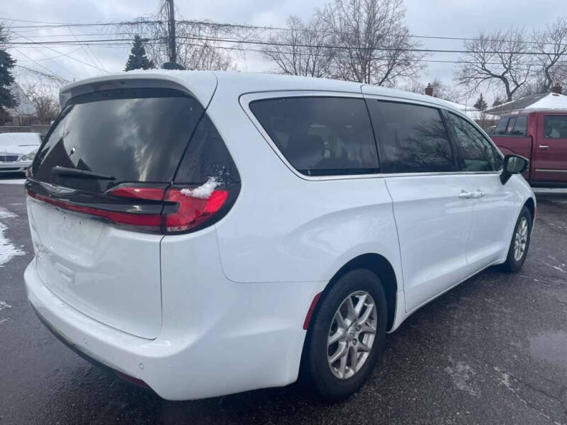 2025 Chrysler Pacifica Select