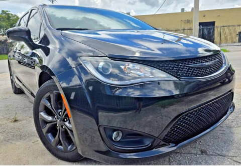 2019 Chrysler Pacifica for sale at Vice City Deals in Miami Beach FL