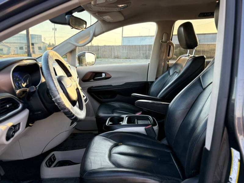 2017 Chrysler Pacifica Touring-L