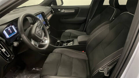 2025 Volvo XC40 B5 Plus Dark Theme