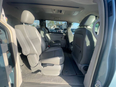 2010 Volkswagen Routan SE