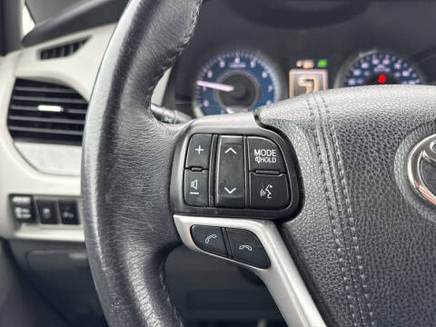 2018 Toyota Sienna XLE 7-Passenger Auto Access Seat