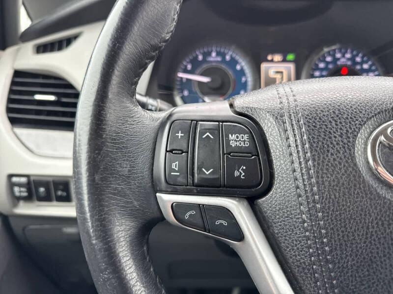 2018 Toyota Sienna XLE 7-Passenger Auto Access Seat