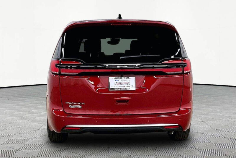 2027 Chrysler Pacifica Select