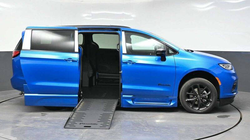 2026 Chrysler Pacifica Select