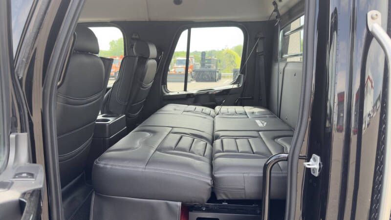 2025 Freightliner M2 106