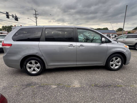 2012 Toyota Sienna LE 8-Passenger
