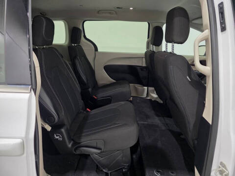 2022 Chrysler Voyager LX