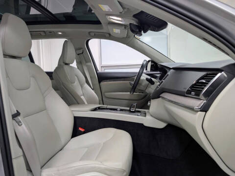 2025 Volvo XC60 B5 Plus Dark Theme