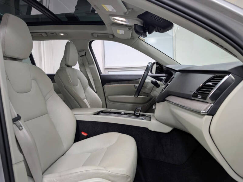 2025 Volvo XC60 B5 Plus Dark Theme