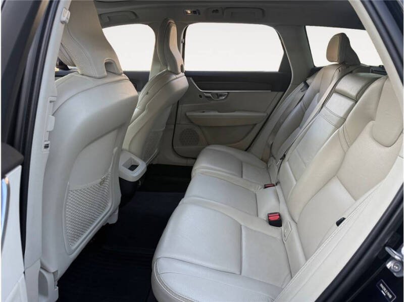 2020 Volvo V90 Cross Country T6