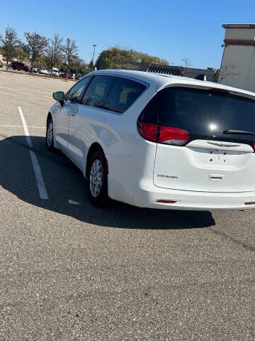2022 Chrysler Voyager LX