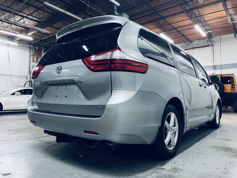 2017 Toyota Sienna LE 7-Passenger Auto Access Seat