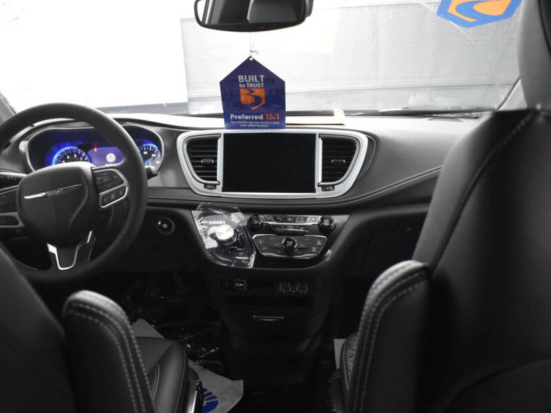 2025 Chrysler Pacifica Select