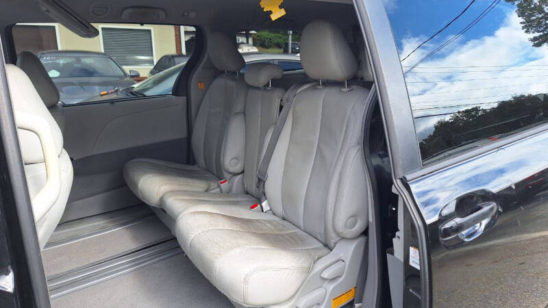 2011 Toyota Sienna LE 7-Passenger Auto Access Seat