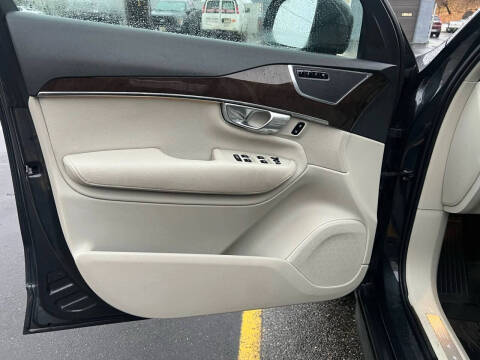 2016 Volvo XC90 T6 Momentum