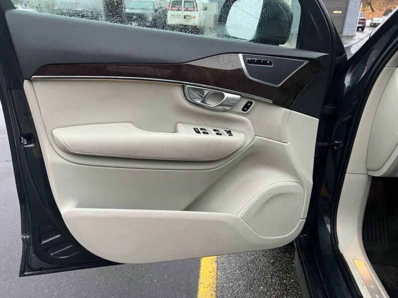 2016 Volvo XC90 T6 Momentum