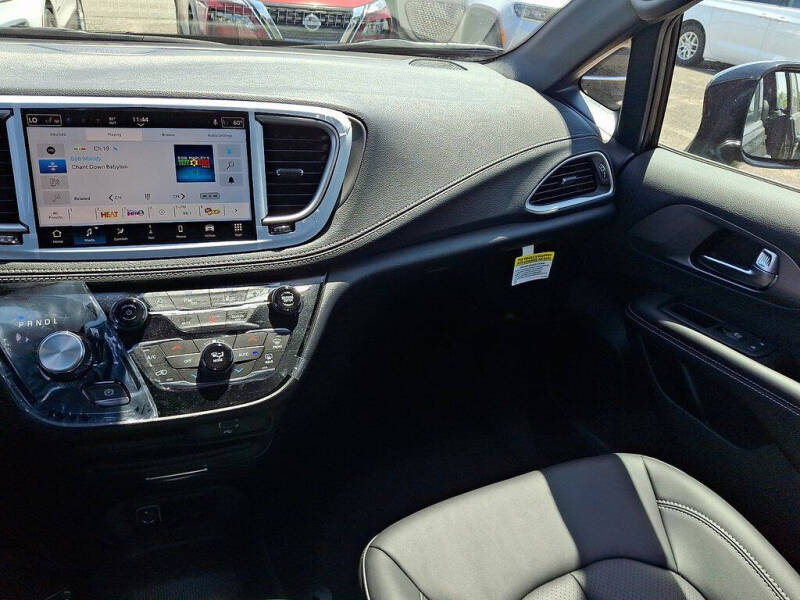 2027 Chrysler Pacifica Select
