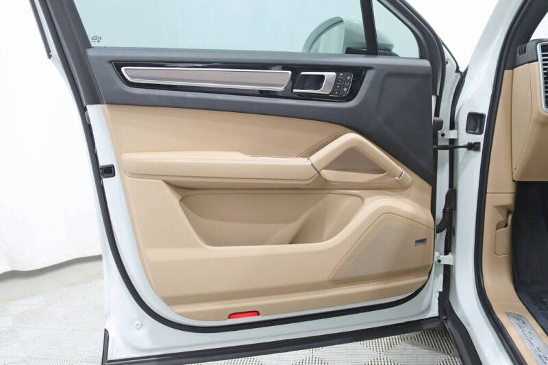 2023 Porsche Cayenne Coupe Platinum Edition