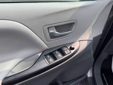 2017 Toyota Sienna LE 8-Passenger