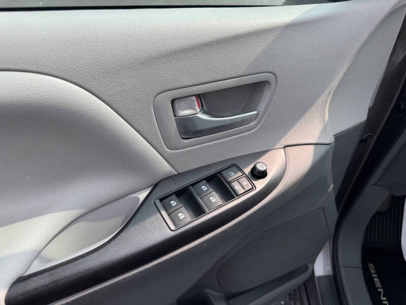 2017 Toyota Sienna LE 8-Passenger