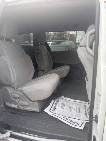 2015 Toyota Sienna LE 8-Passenger