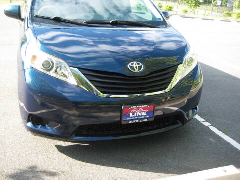 2011 Toyota Sienna LE 7-Passenger Auto Access Seat