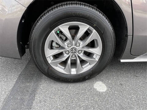 2022 Toyota Sienna LE 8-Passenger