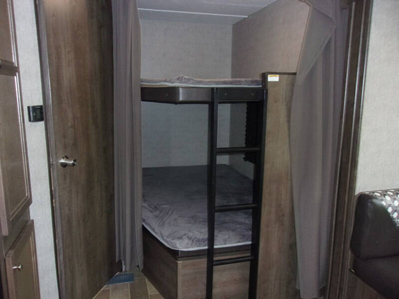 2020 Coleman Lantern 263BH