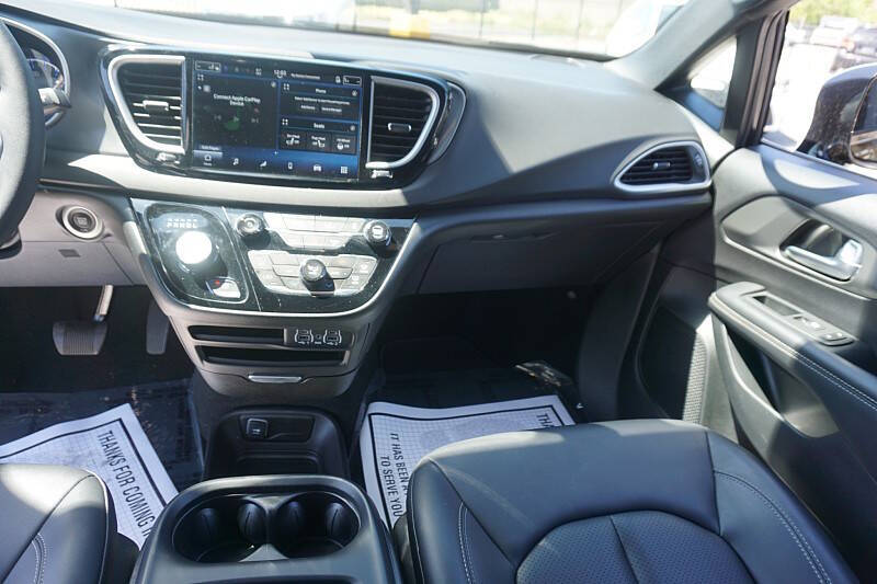 2025 Chrysler Pacifica Select