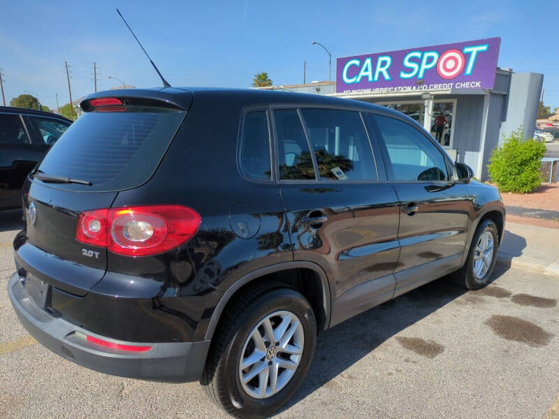 2011 Volkswagen Tiguan S photo 2