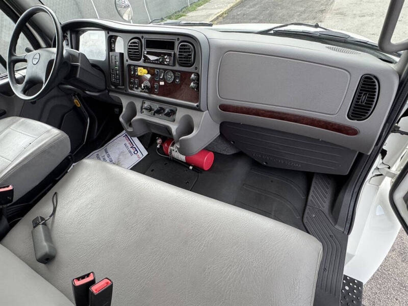 2019 Freightliner M2 106