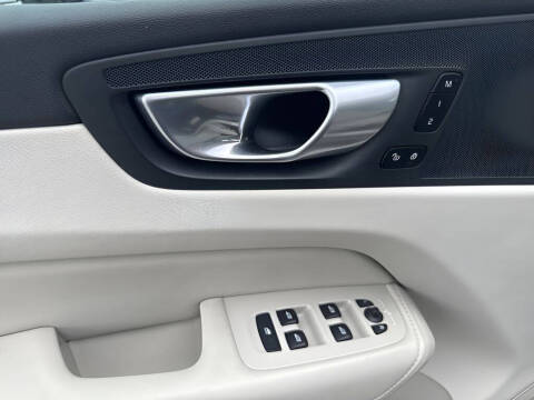 2024 Volvo XC60 Recharge T8 Core Dark Theme
