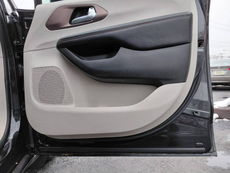 2017 Chrysler Pacifica Touring-L