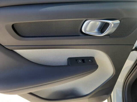 2024 Volvo XC40 B5 Plus Bright Theme