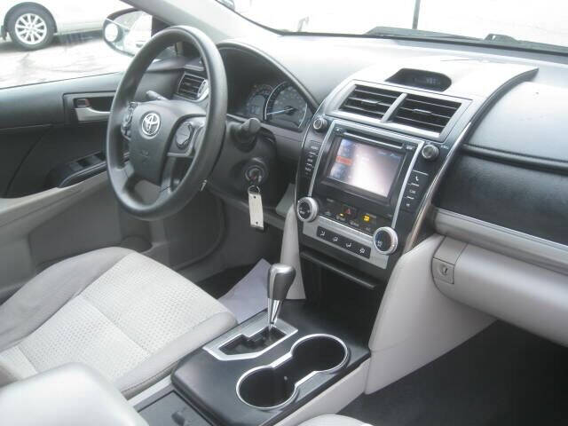 2013 Toyota Camry LE photo 17