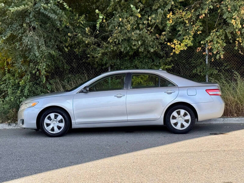 2010 Toyota Camry LE photo 2