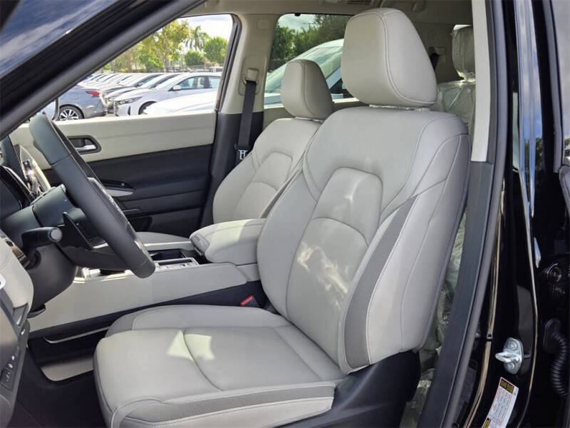 2025 Nissan Pathfinder SL