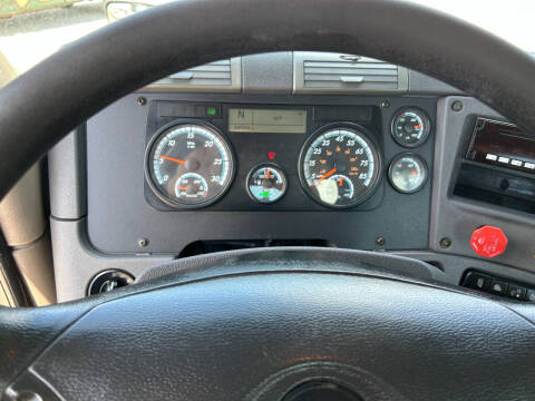 2016 Freightliner Cascadia 113 Semi Truck