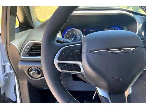 2027 Chrysler Pacifica Select
