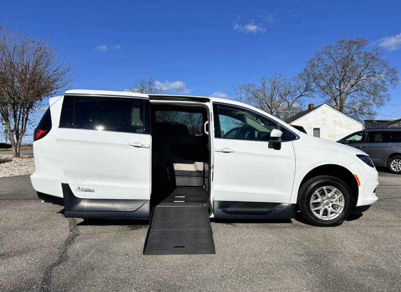 2022 Chrysler Voyager LX