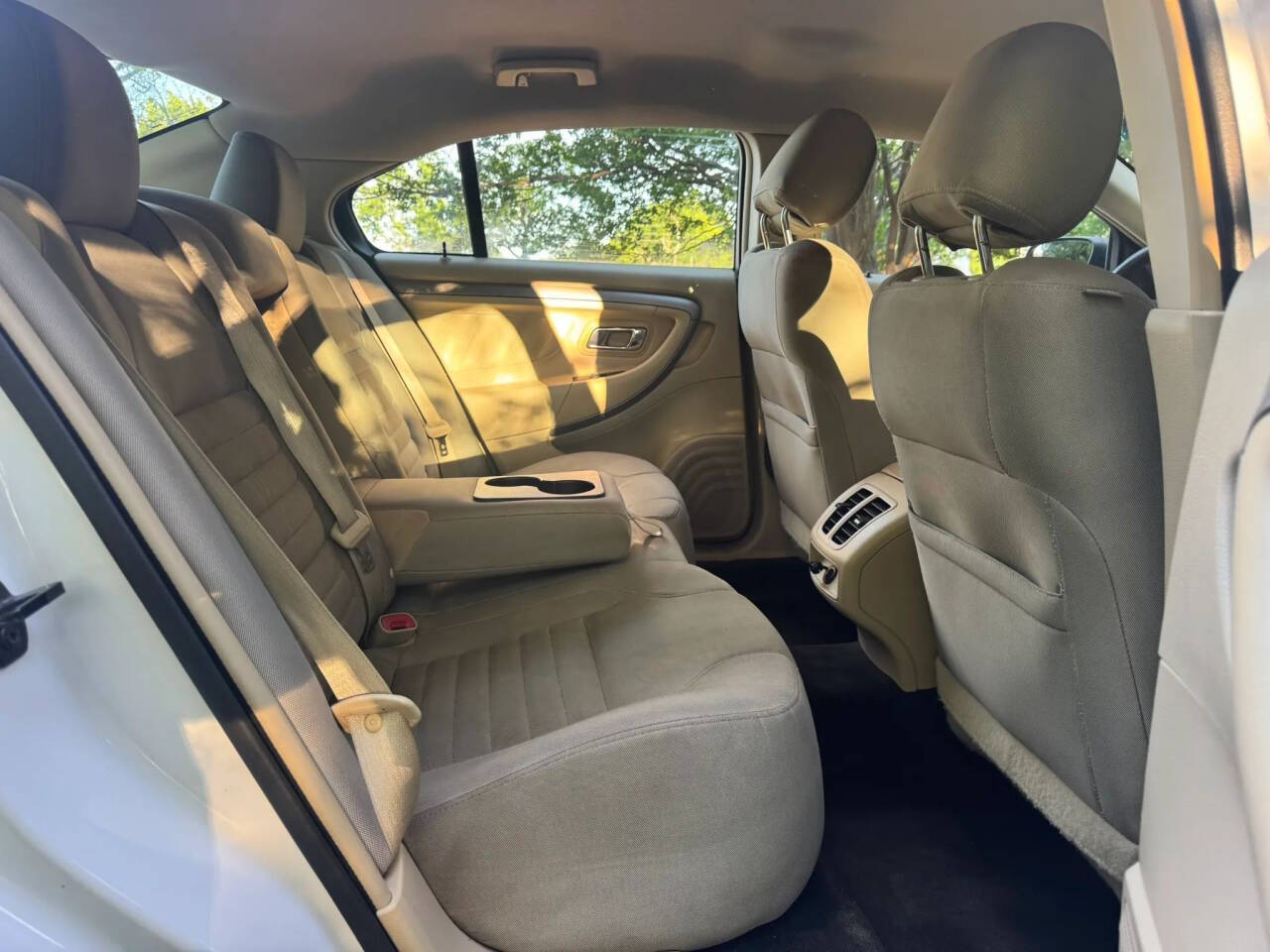 White 2015 Ford Taurus SE 17