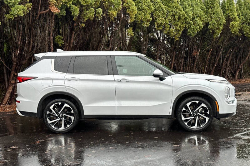 2024 Mitsubishi Outlander SE