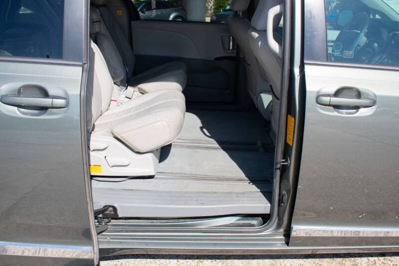 2013 Toyota Sienna XLE 8-Passenger