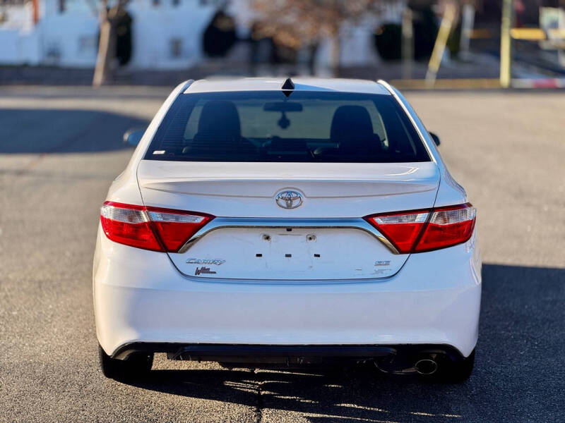 2015 Toyota Camry SE photo 7