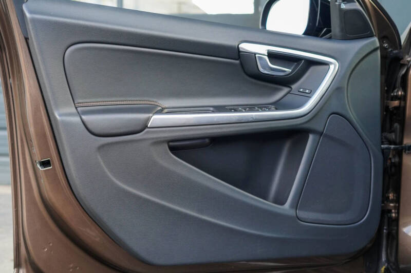 2016 Volvo V60 Cross Country T5