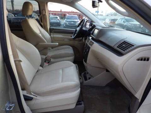 2010 Volkswagen Routan SE