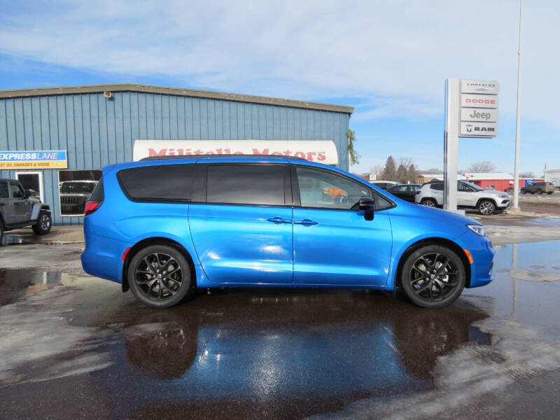 2026 Chrysler Pacifica Select