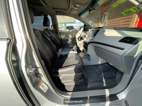 2011 Toyota Sienna SE 8-Passenger