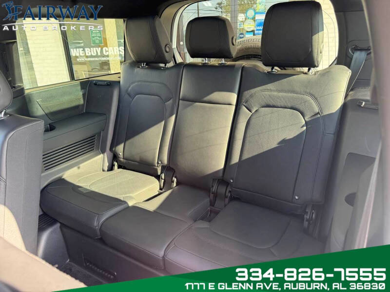 2024 Land Rover Defender 130 P400 X-Dynamic SE